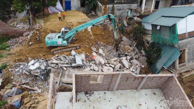Houses hit by Bac Ninh riverbank erosion demolished - 1