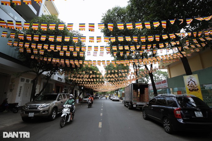 HCM City decorated to mark Buddha's birthday - 6