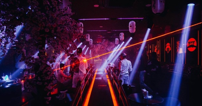 Hanoi shuts bars, karaoke parlours following new Covid-19 case - 1