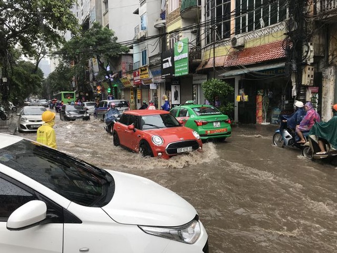 Downpour floods Hanoi streets - 9