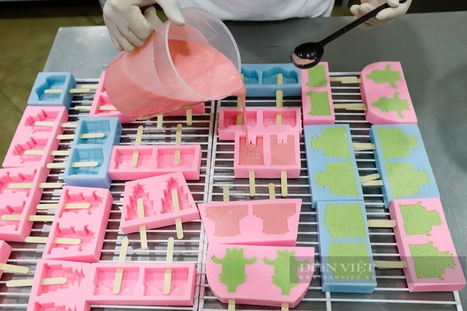 Man makes Hanoi landmark ice creams - 7 Man makes Hanoi landmark ice creams - 7