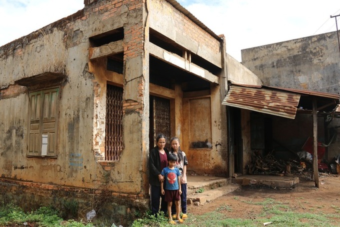 Dak Nong woman in need of help to raise small grandchildren - 1