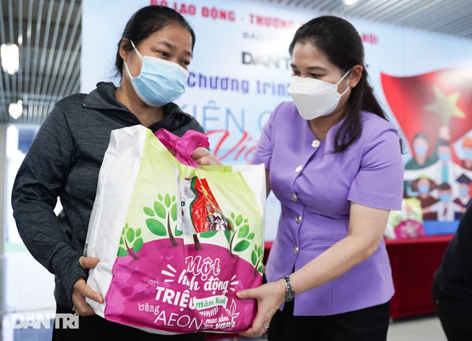 Dantri/Dtinews charity programme sends 800 gifts to Hanoi residents - 1