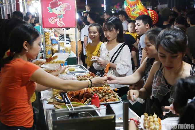 First pedestrian street in Vinh City opened - 5 First pedestrian street in Vinh City opened - 5