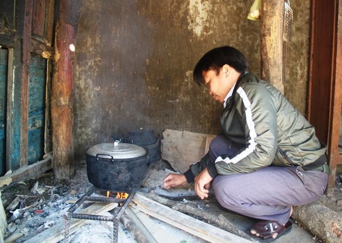 Teachers struggle in mountainous school - 1