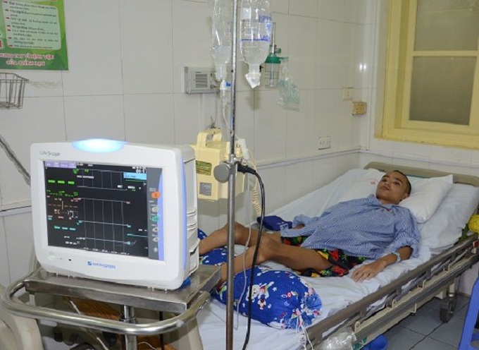 Dantri/DTiNews readers help poor boy overcome threat of death - 1