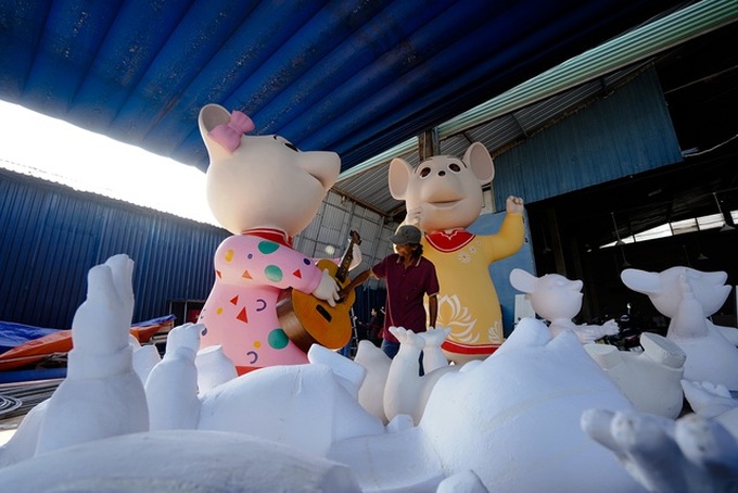 HCM City preparing for Tet flower street - 1