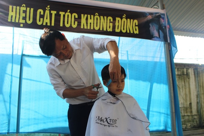 Teachers offer free haircut for poor students at Ha Tinh school - 1
