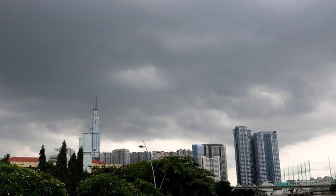 HCM City streets submerged by heavy rains - 1