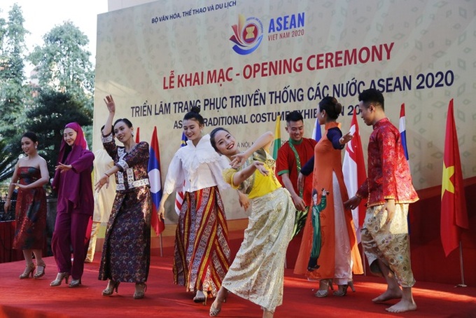 ASEAN traditional costumes displayed at Hanoi exhibition - 1