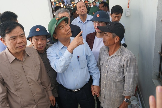 PM Phuc visits flood victims in central provinces - 2
