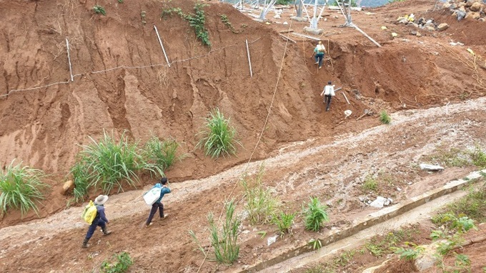 Helicopters bring goods to isolated households in Quang Nam - 4