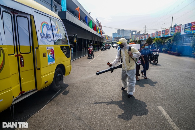 Bus offers free hand wash and face masks to HCM City residents - 1