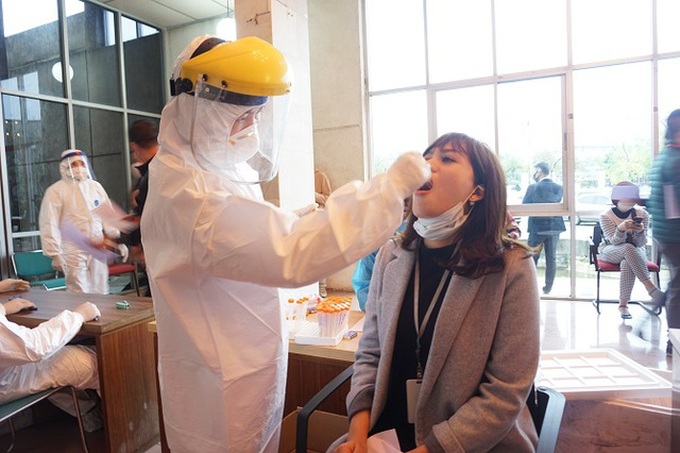 Hanoi announces Covid-19 testing result of Noi Bai airport staff - 1