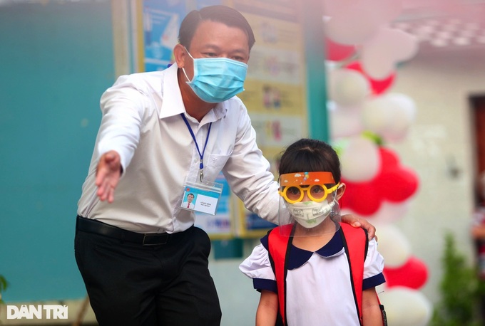 First schools reopen in virus-free HCM City locality - 3