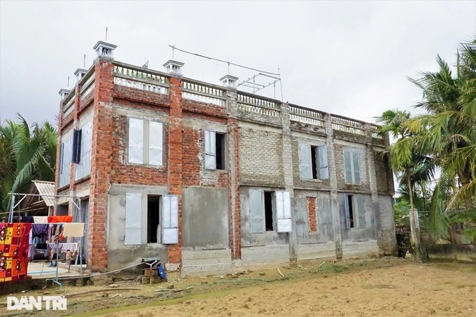 Hoi An man uses recycles bottles to decorate house - 2