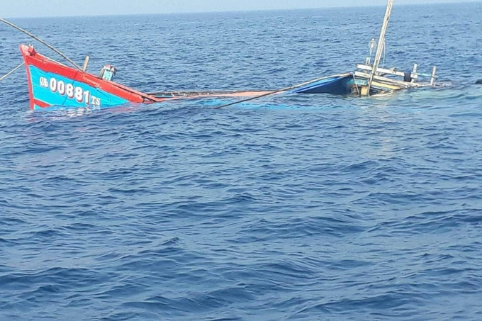 Six Binh Dinh fishermen saved after collision - 1