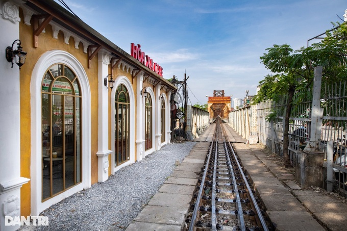 Hanoi coffee shop offers views of passing trains - 1