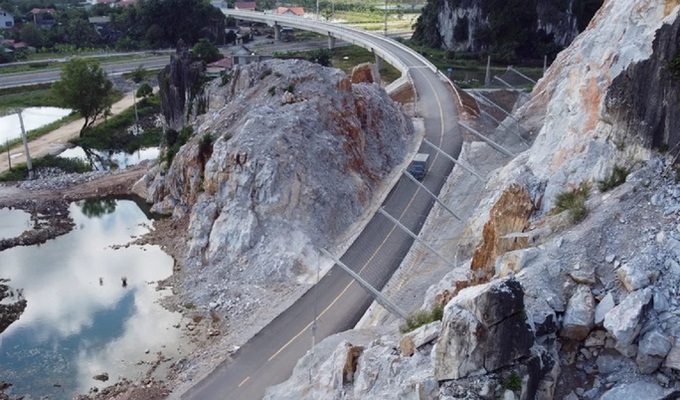 Precarious rocks pose dangers for Thanh Hoa overpass - 1 Precarious rocks pose dangers for Thanh Hoa overpass - 1