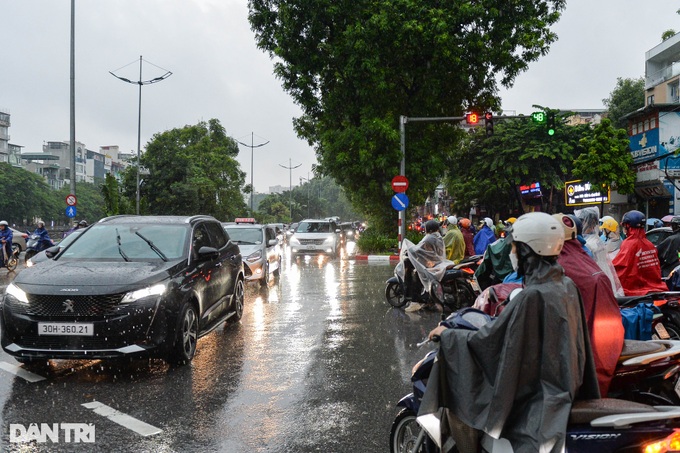 Heavy rain plagues Hanoians - 4 Heavy rain plagues Hanoians - 4