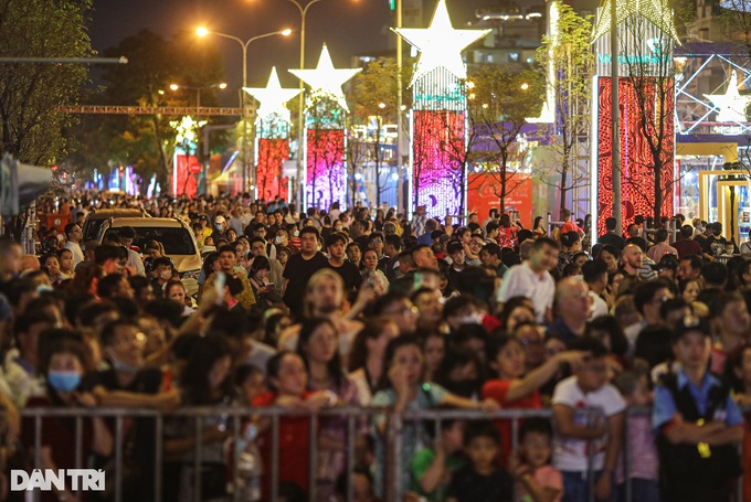 HCM City Tet Flower Street opens - 2