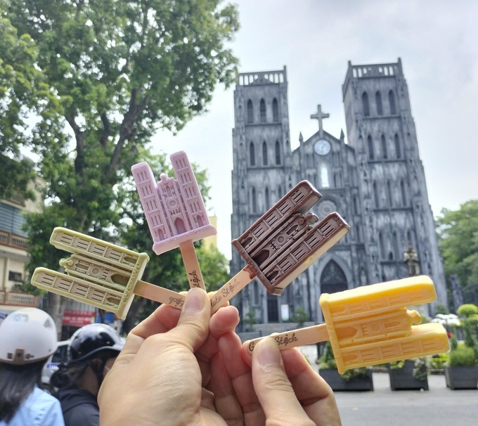 Man makes Hanoi landmark ice creams - 1 Man makes Hanoi landmark ice creams - 1