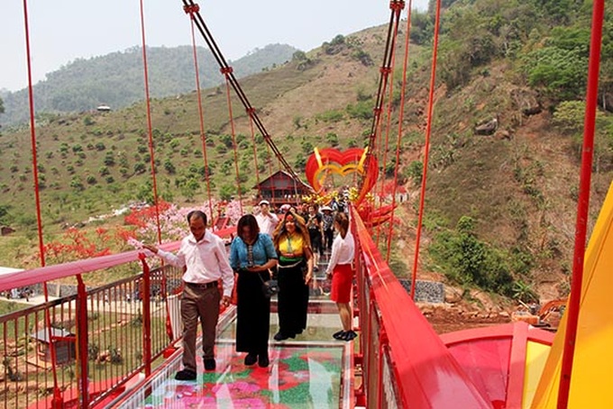 Vietnam’s first 5D-effect glass bridge opens in Son La - 1 Vietnam’s first 5D-effect glass bridge opens in Son La - 1