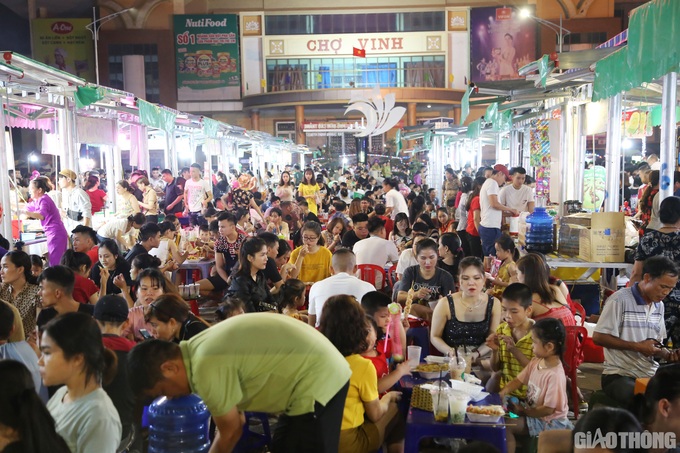 First pedestrian street in Vinh City opened - 4 First pedestrian street in Vinh City opened - 4
