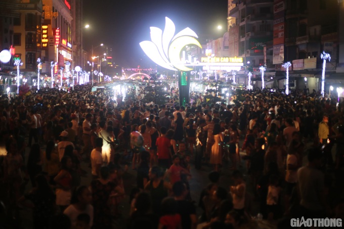 First pedestrian street in Vinh City opened - 1 First pedestrian street in Vinh City opened - 1