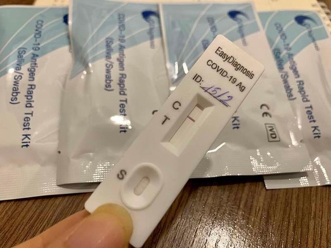 Hanoians flock to buy quick test kits amid rocketing Covid-19 infections - 1
