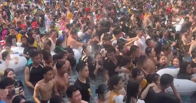 HCM City water park jammed in scorching heat - 1