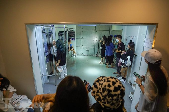 Enjoying coffee in train carriage shop in HCM City - 3