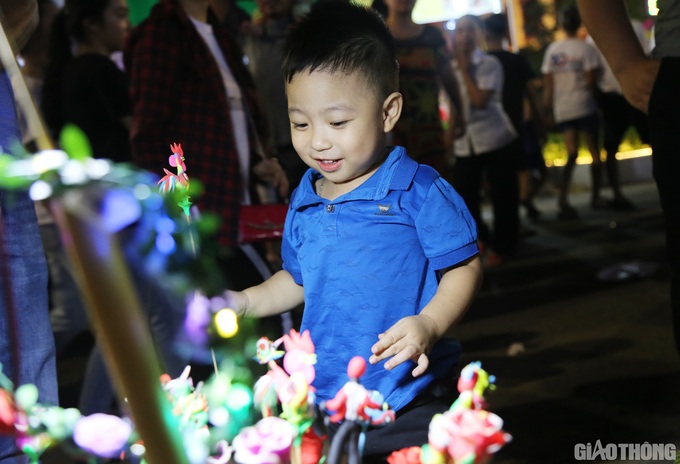 First pedestrian street in Vinh City opened - 7 First pedestrian street in Vinh City opened - 7
