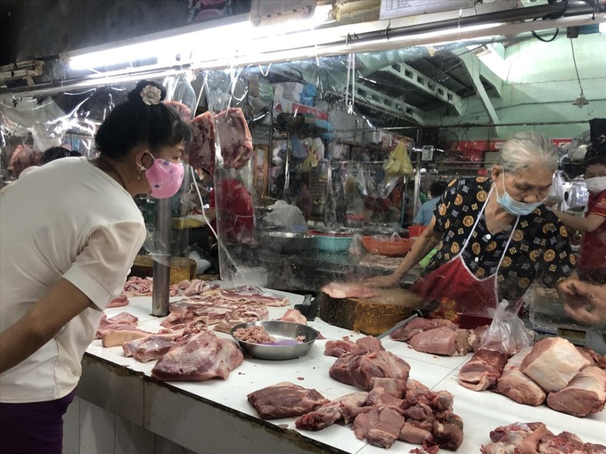 HCM City traditional markets increase food prices amid lockdown - 1