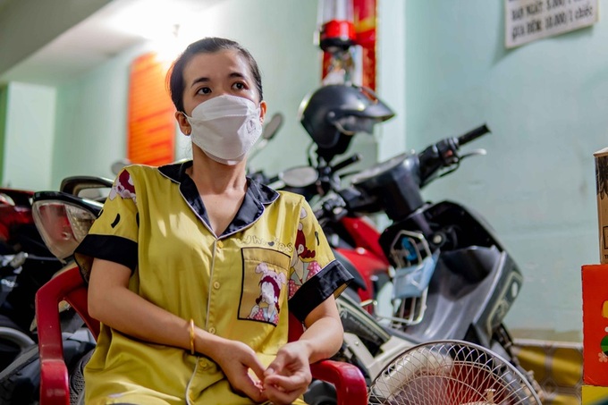 HCM City workers carry on despite Covid fears - 2