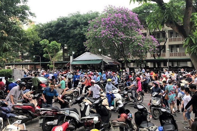 Vietnamese parents spend huge money on students' cram schools - 1