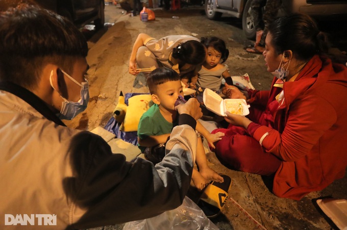 HCM City streets face congestion as people try to leave - 8 HCM City streets face congestion as people try to leave - 8