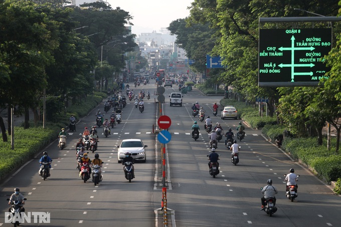 HCM City streets crowded again as social distancing rules ease - 1