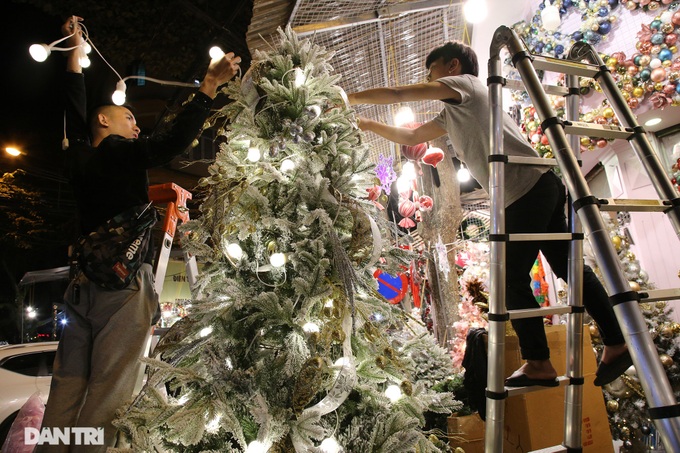 Early Christmas atmosphere on Hanoi streets - 1