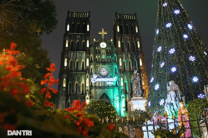 Hanoi churches prepare for Christmas celebration - 1