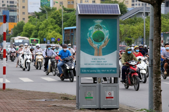 Project to install 11,000 solar energy dustbins underway in Hanoi - 1