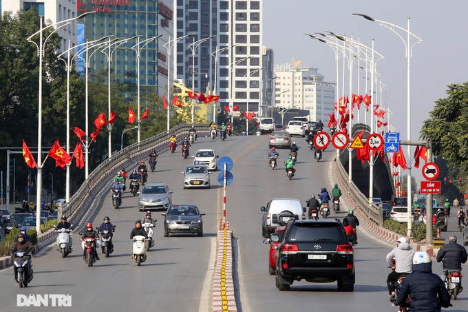 Hanoi streets decorated to welcome party congress - 1