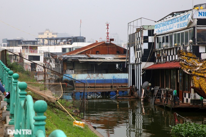 Floating restaurants left idle on the West Lake for years - 1