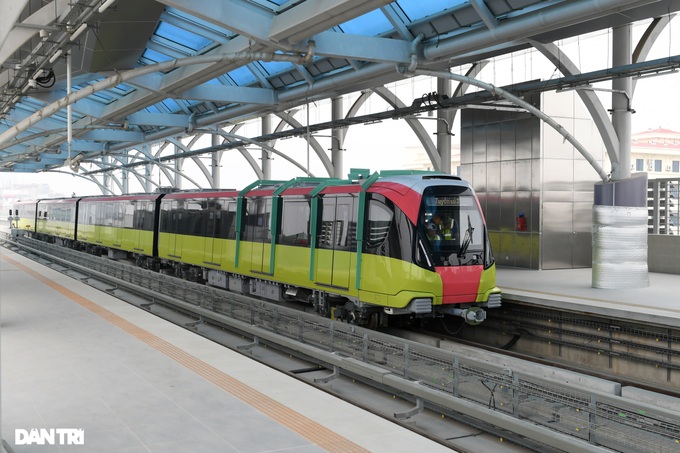 Hanoi metro line’s first train on trial run - 2