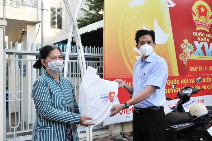 Dantri charity programme sends 300 gifts to Can Tho residents - 3 Dantri charity programme sends 300 gifts to Can Tho residents - 3