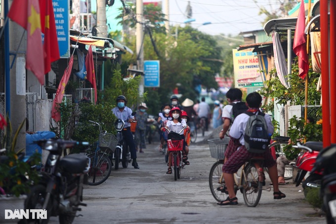 First schools reopen in virus-free HCM City locality - 5