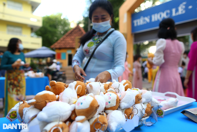 Million-plus students return to school in HCM City - 3