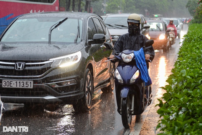 Heavy rain plagues Hanoians - 6 Heavy rain plagues Hanoians - 6