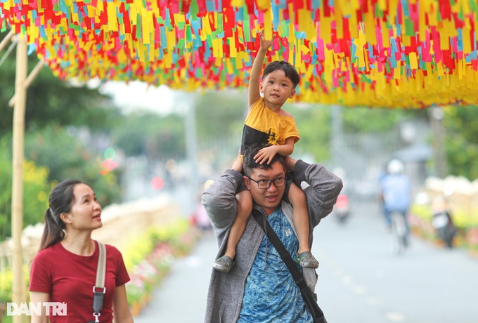 Lantern road at HCM City park attracts visitors - 5 Lantern road at HCM City park attracts visitors - 5