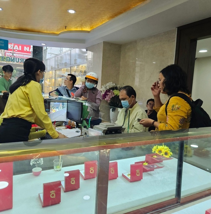 Demand for gold soars as prices hit record high - 1